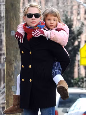 Michelle Williams chiều chuộng đứa con gái bé bỏng bằng cách cho cõng cô bé đi dạo buổi chiều Michelle Williams chiều chuộng đứa con gái bé bỏng bằng cách cho cõng cô bé đi dạo buổi chiều