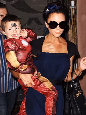 Cruz nghịch ngợm tạo dáng ngay cả khi đang được mẹ bế Cruz nghịch ngợm tạo dáng ngay cả khi đang được mẹ bế