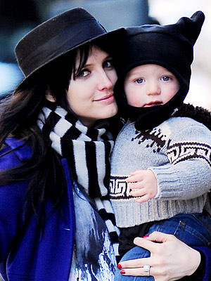 Ashlee Simpson và con trai. "Cậu bé làm tôi cảm thấy thoải mái và có thể cười suốt ngày" Ashlee Simpson và con trai. "Cậu bé làm tôi cảm thấy thoải mái và có thể cười suốt ngày"