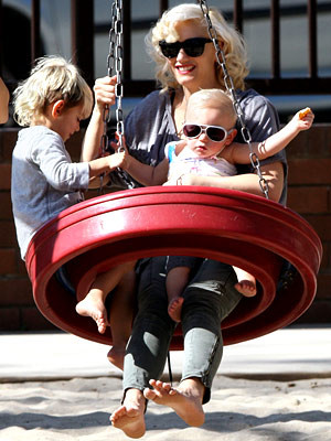 Mỗi khi không phải bận rộn với lịch thu âm hay biên tập, Gwen Stefani đều dành thời gian để đi chơi công viên cùng hai con Mỗi khi không phải bận rộn với lịch thu âm hay biên tập, Gwen Stefani đều dành thời gian để đi chơi công viên cùng hai con