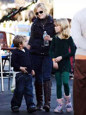 Reese Witherspoon bên cạnh các con trên đường xem bộ phim hoạt hình hài "Monsters vs. Ailens" - bộ phim mà cô cũng tham gia lồng tiếng Reese Witherspoon bên cạnh các con trên đường xem bộ phim hoạt hình hài "Monsters vs. Ailens" - bộ phim mà cô cũng tham gia lồng tiếng