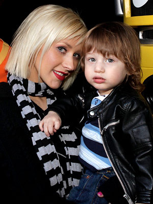 Christina Aguilera và cậu con trai Max Liron chụp ảnh trong show truyền hình "Yo Gabba Gabba" Christina Aguilera và cậu con trai Max Liron chụp ảnh trong show truyền hình "Yo Gabba Gabba"