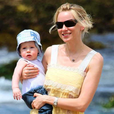 Naomi Watts cười rạng rỡ trong suốt cả chuyến đi đến bãi biển ở Sydney cùng cậu con trai bé bỏng. Naomi Watts cười rạng rỡ trong suốt cả chuyến đi đến bãi biển ở Sydney cùng cậu con trai bé bỏng.