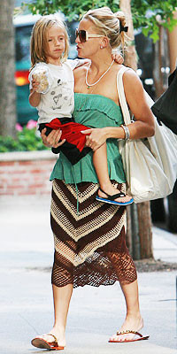 Kate Hudson: "Con cái làm tôi không bao giờ muốn trở lại làm việc. Chúng chiếm toàn bộ thời gian và tâm trí của tôi, chúng kéo tôi xa dần khỏi công việc" Kate Hudson: "Con cái làm tôi không bao giờ muốn trở lại làm việc. Chúng chiếm toàn bộ thời gian và tâm trí của tôi, chúng kéo tôi xa dần khỏi công việc"