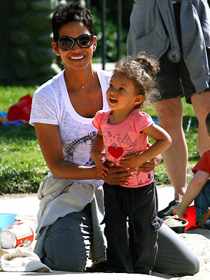 Nữ diễn viên từng được đoạt giải Oscar Halle Berry thực sự trở nên bận rộn và dành rất ít thời gian dành cho bản thân kể từ khi Nahla Ariela Aubrey ra đời. "Bây giờ tôi muốn dành tất cả cho con gái. Tôi không chăm sóc cho tóc mình nhiều như trước, tôi dành tất cả thời gian cho cô bé" Nữ diễn viên từng được đoạt giải Oscar Halle Berry thực sự trở nên bận rộn và dành rất ít thời gian dành cho bản thân kể từ khi Nahla Ariela Aubrey ra đời. "Bây giờ tôi muốn dành tất cả cho con gái. Tôi không chăm sóc cho tóc mình nhiều như trước, tôi dành tất cả thời gian cho cô bé"