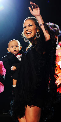 Jennifer Lopez luôn dành mọi cơ hội để có thể ở bên cạnh hai cậu con trai sinh đôi của mình, kể cả lúc mà cô ấy đang... trang điểm Jennifer Lopez luôn dành mọi cơ hội để có thể ở bên cạnh hai cậu con trai sinh đôi của mình, kể cả lúc mà cô ấy đang... trang điểm