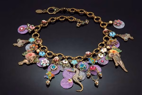 Nhìn qua ta cứ tưởng sự kết hợp này thật lộn xộn nhưng thực ra với sự khéo léo của nhà thiết kế đã tạo nên vẻ hài hòa cho chiếc vòng cổ