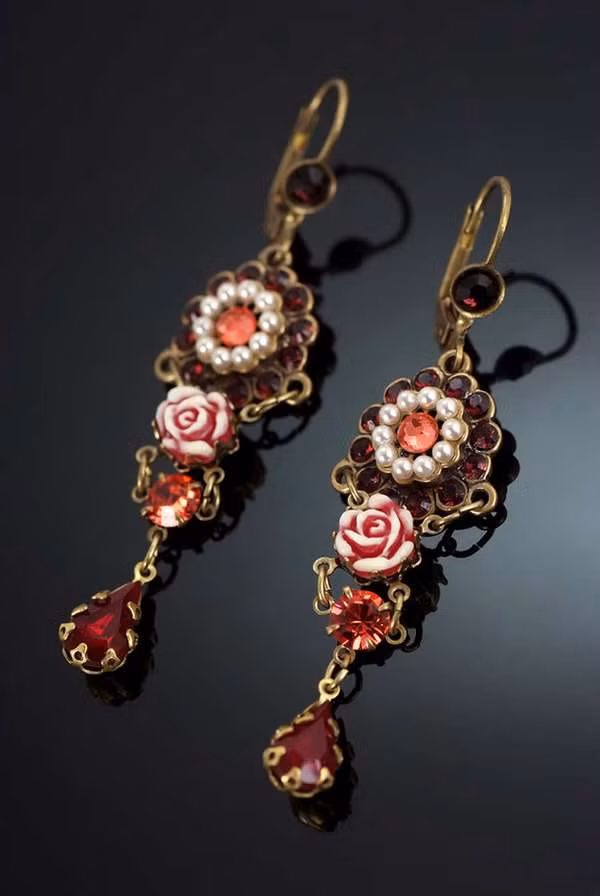 Đi cùng một bộ với mẫu hoa tai tinh tế này