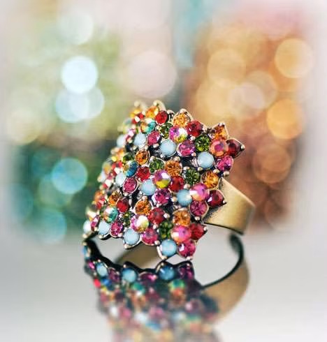 Mặt nhẫn được tạo nên từ rất nhiều những viên đá nhỏ xinh xắn và tạo hình độc đáo