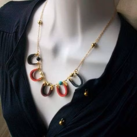 Chất liệu da không chỉ để tạo nên giày dép hay áo khoác nữa mà còn được ứng dụng trong những mẫu trang sức