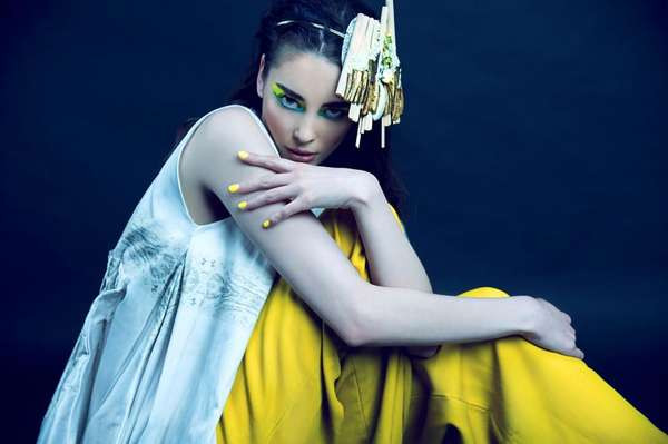 Ta có thể bắt gặp sắc màu neon ở trên mọi món đồ thời trang từ váy, áo, quần... hay móng tay, tông trang điểm.