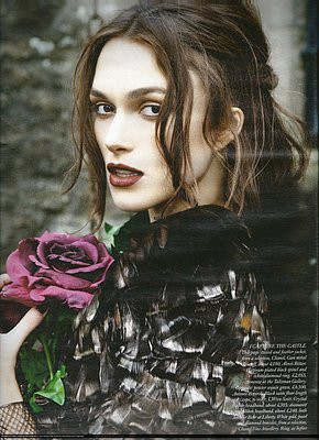 Tạo dáng bên cạnh những đóa hồng tím, Keira biết cách làm cho mình trở nên thật nổi bật.