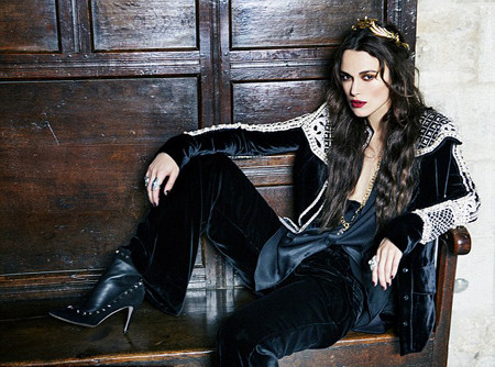 Trong bài phỏng vấn, Keira đã chia sẻ về những diễn viên từng đóng chung với mình như Karl Lagerfeld, Jude Law, Aaron Jonhson...