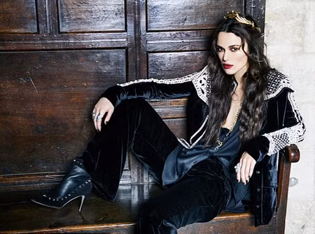 Trong bài phỏng vấn, Keira đã chia sẻ về những diễn viên từng đóng chung với mình như Karl Lagerfeld, Jude Law, Aaron Jonhson...