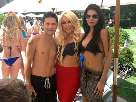 Chụp ảnh cùng những người mẫu khác của Playboy