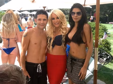 Chụp ảnh cùng những người mẫu khác của Playboy