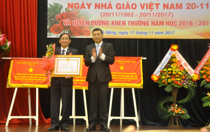 Ông Hồ Kỳ Minh - Phó Chủ tịch Ủy ban nhân dân thành phố Đà Nẵng trao Huân chương Lao động hạng nhì cho giáo sư, Nhà giáo ưu tú Lê Kim Hùng - Hiệu trưởng Trường Đại học Bách khoa Đà Nẵng. Ông Hồ Kỳ Minh - Phó Chủ tịch Ủy ban nhân dân thành phố Đà Nẵng trao Huân chương Lao động hạng nhì cho giáo sư, Nhà giáo ưu tú Lê Kim Hùng - Hiệu trưởng Trường Đại học Bách khoa Đà Nẵng.