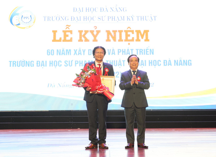 Phó Giáo sư Phan Cao Thọ - Hiệu trưởng Trường Đại học Sư phạm Kỹ thuật - Đại học Đà Nẵng (bên trái) nhận bằng khen của Bộ Giáo dục và Đào tạo trao tặng. Ảnh: AN Phó Giáo sư Phan Cao Thọ - Hiệu trưởng Trường Đại học Sư phạm Kỹ thuật - Đại học Đà Nẵng (bên trái) nhận bằng khen của Bộ Giáo dục và Đào tạo trao tặng. Ảnh: AN