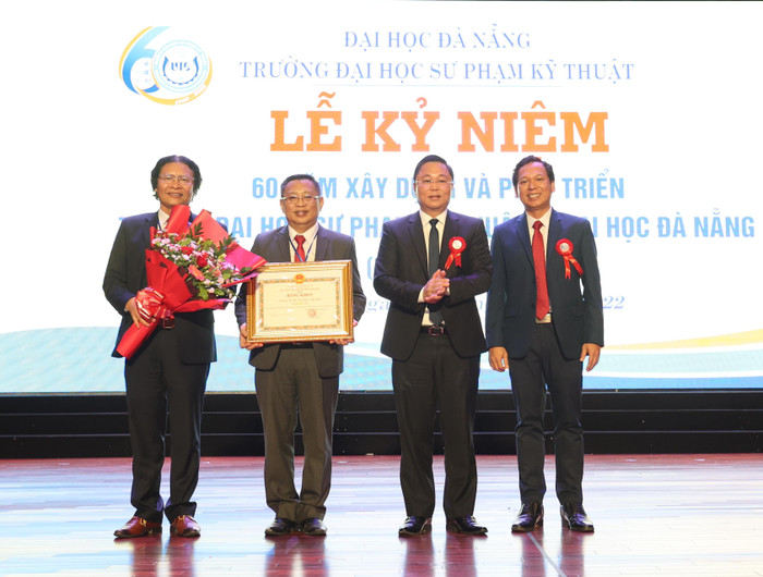 Chủ tịch Ủy ban nhân dân tỉnh Quảng Nam Lê Trí Thanh (thứ 3 từ trái sang) trao bằng khen cho tập thể nhà trường. Ảnh: AN Chủ tịch Ủy ban nhân dân tỉnh Quảng Nam Lê Trí Thanh (thứ 3 từ trái sang) trao bằng khen cho tập thể nhà trường. Ảnh: AN