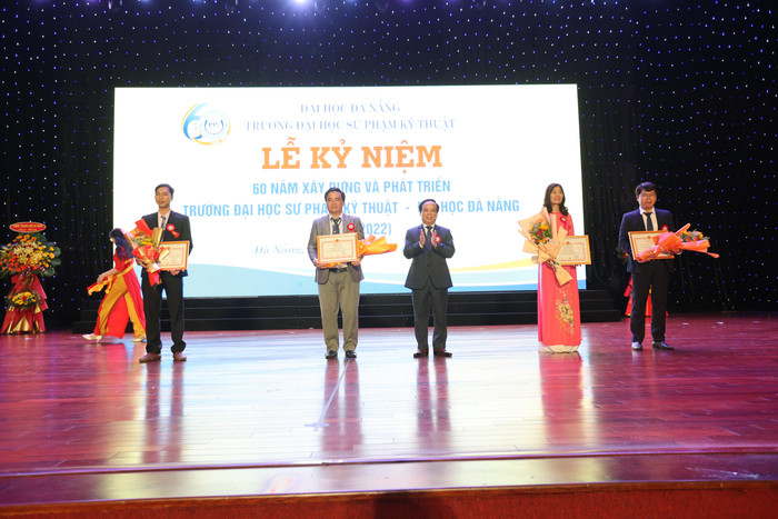 Giám đốc Đại học Đà Nẵng trao khen thưởng cho các cá nhân, tập thể có thành tích xuất sắc của nhà trường. Ảnh: AN Giám đốc Đại học Đà Nẵng trao khen thưởng cho các cá nhân, tập thể có thành tích xuất sắc của nhà trường. Ảnh: AN