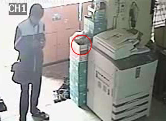 Trong lúc đang đứng chờ người bán hàng.