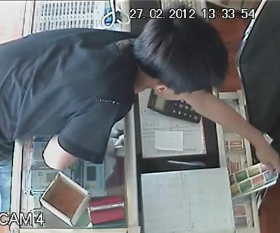 Và Cuối cùng là ăn cắp những tệp thẻ cào trong ngăn bàn của quán điện thoại