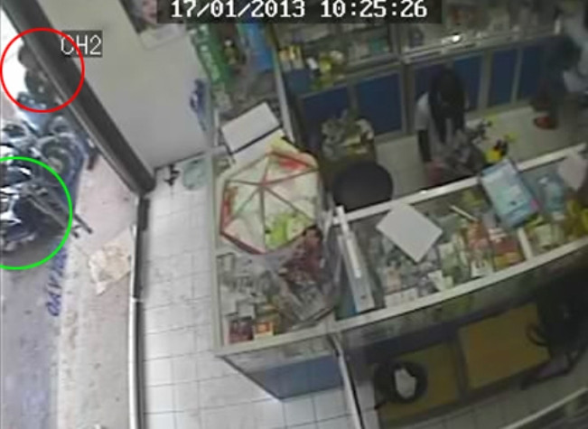 Tên trộm đứng rình bên ngoài để chờ cơ hội ra tay. Tên trộm đứng rình bên ngoài để chờ cơ hội ra tay.