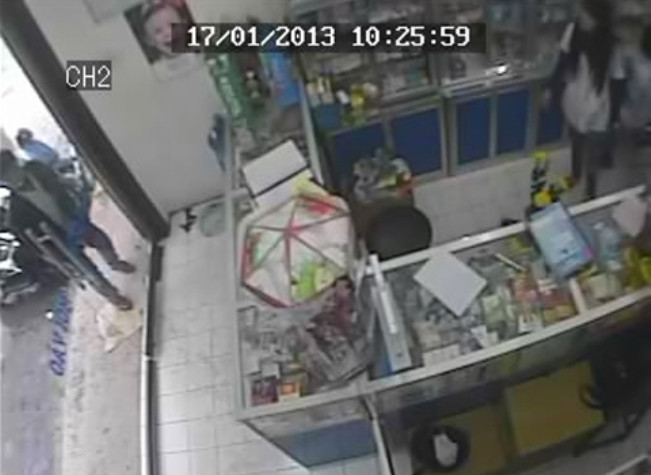 Hắn hoảng hồn chạy lên nghe ngóng tình hình. Hắn hoảng hồn chạy lên nghe ngóng tình hình.