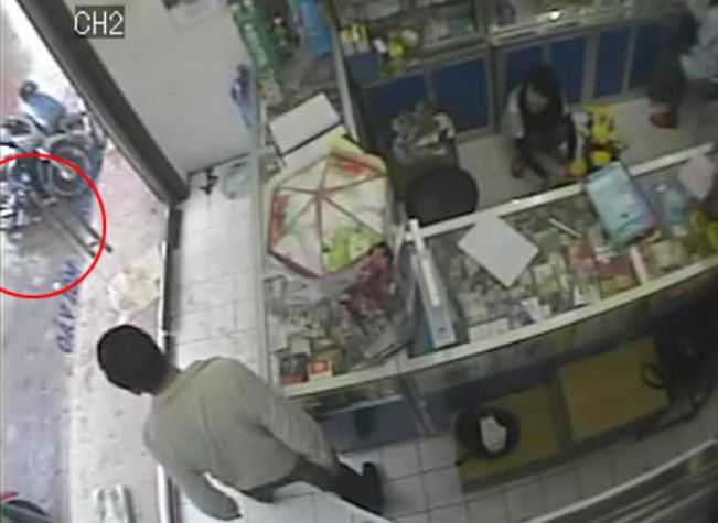 Chủ nhân hốt hoảng chạy ra khi biết chiếc xe của mình không cánh mà bay. Chủ nhân hốt hoảng chạy ra khi biết chiếc xe của mình không cánh mà bay.