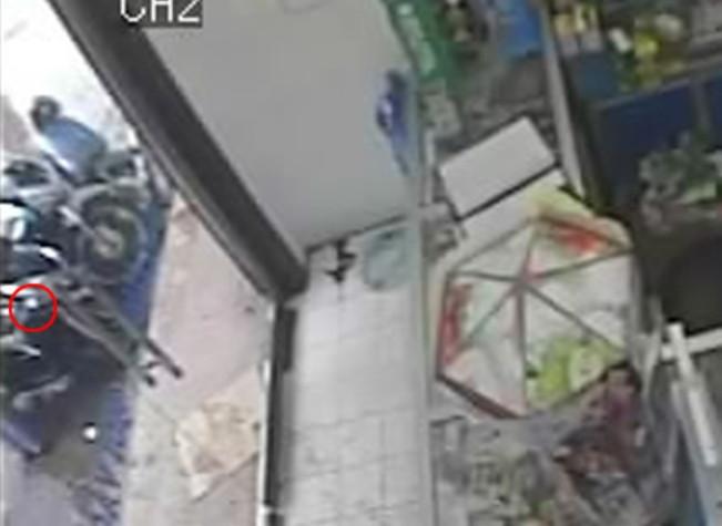 Hắn lao vào bẻ khóa khi không có ai để ý, tuy nhiên xe lắp khóa chống trộm nên đèn liên tục nhấp nháy. Hắn lao vào bẻ khóa khi không có ai để ý, tuy nhiên xe lắp khóa chống trộm nên đèn liên tục nhấp nháy.