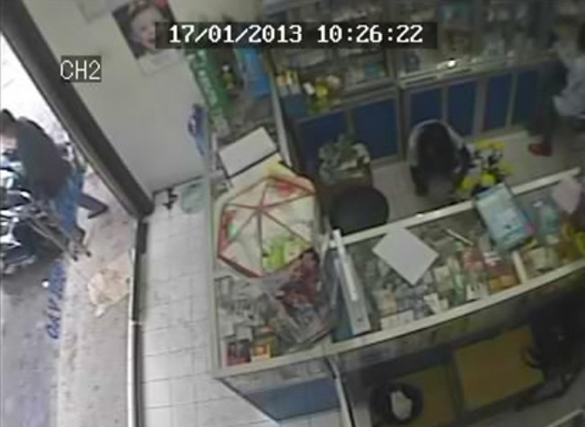 Khi biết sự việc không bị bại lộ, hắn liền nhảy xuống dắt xe tẩu thoát. Khi biết sự việc không bị bại lộ, hắn liền nhảy xuống dắt xe tẩu thoát.