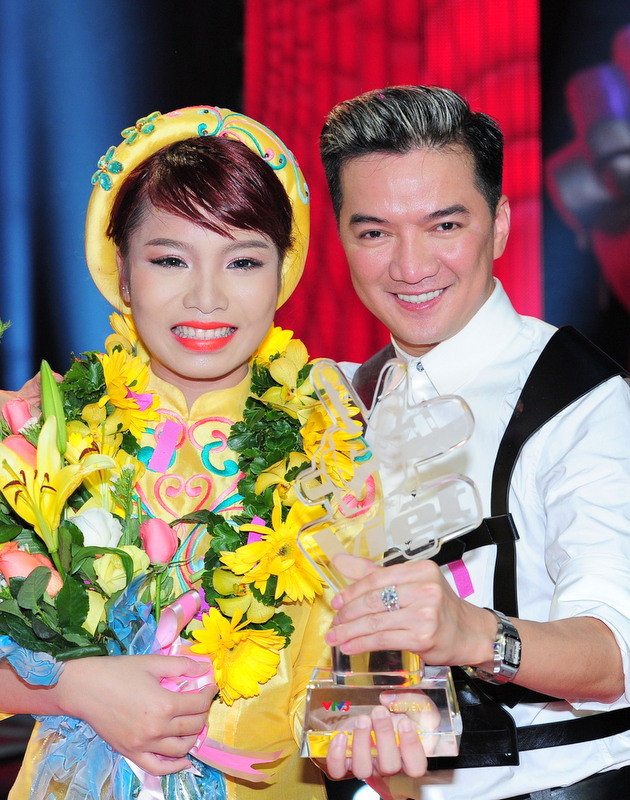 Đàm Vĩnh Hưng không giấu được sự vui mừng khi học trò đạt danh hiệu cao nhất.