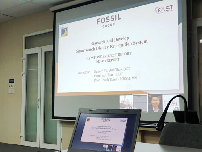 Sinh viên bảo vệ đề tài online trong mùa dịch Covid-19 Sinh viên bảo vệ đề tài online trong mùa dịch Covid-19