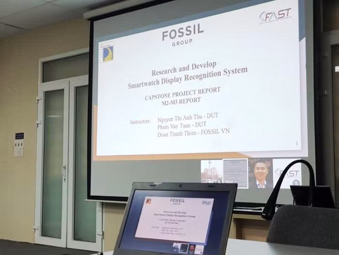 Sinh viên bảo vệ đề tài online trong mùa dịch Covid-19