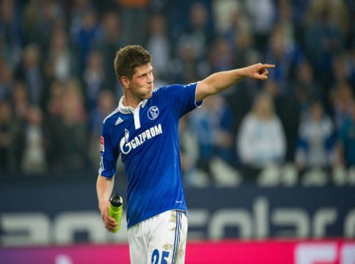 Thi đấu bùng nổ mùa giải qua, Klaas-Jan Huntelaar (Schalke) đã lọt vào tầm ngắm của không ít đội bóng hàng đầu châu Âu. Mùa hè tới thì gần như chắc chắn Dimitar Berbatov và Michael Owen sẽ phải tìm bến đỗ mới nên việc chiêu mộ tiền đạo người Hà Lan là rất cần thiết. Thi đấu bùng nổ mùa giải qua, Klaas-Jan Huntelaar (Schalke) đã lọt vào tầm ngắm của không ít đội bóng hàng đầu châu Âu. Mùa hè tới thì gần như chắc chắn Dimitar Berbatov và Michael Owen sẽ phải tìm bến đỗ mới nên việc chiêu mộ tiền đạo người Hà Lan là rất cần thiết.