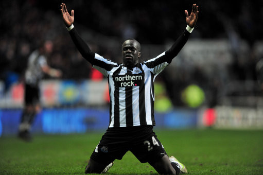 Người đầu tiên trong danh sách này chính là tiền vệ phòng ngự của Newcastle United, Chieck Tiote. Lối chơi mạnh mẽ, những pha vào bóng dũng mãnh của tuyển thủ Bờ Biển Ngà là rất cần thiết cho hàng tiền vệ của MU vào lúc này. Người đầu tiên trong danh sách này chính là tiền vệ phòng ngự của Newcastle United, Chieck Tiote. Lối chơi mạnh mẽ, những pha vào bóng dũng mãnh của tuyển thủ Bờ Biển Ngà là rất cần thiết cho hàng tiền vệ của MU vào lúc này.