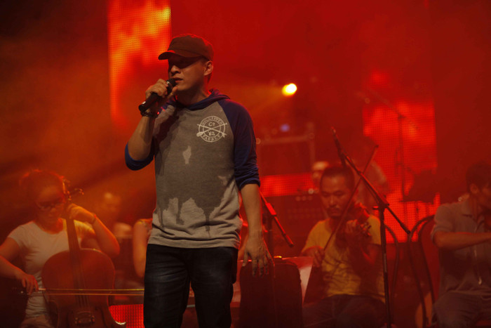 Mồ hôi ướt đẫm trên áo của anh trong buổi tổng duyệt. Mồ hôi ướt đẫm trên áo của anh trong buổi tổng duyệt.