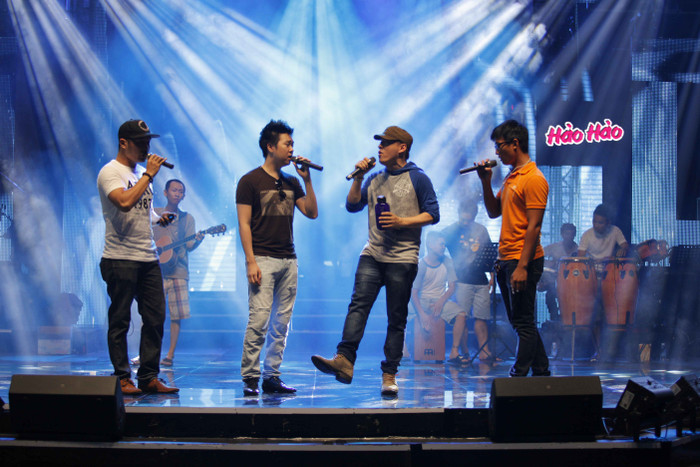 Lam Trường tập luyện cùng Lê Hiếu và nhóm MTV. Lam Trường tập luyện cùng Lê Hiếu và nhóm MTV.