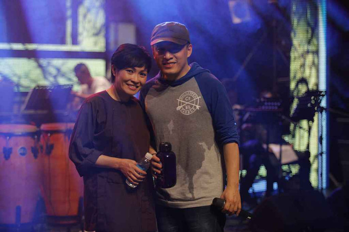 Nữ ca sỹ Phương Thanh cũng có mặt tại buổi tổng dợt với trang phục bà ba quen thuộc. Sự xuất hiện của Phương Thanh đã xóa tan tin đồn về tình bạn rạn nứt giữa cả hai. Nữ ca sỹ Phương Thanh cũng có mặt tại buổi tổng dợt với trang phục bà ba quen thuộc. Sự xuất hiện của Phương Thanh đã xóa tan tin đồn về tình bạn rạn nứt giữa cả hai.