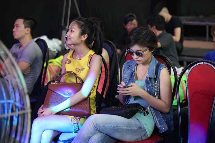 Trong số những người bạn có mặt tại buổi tổng dợt liveshow Dấu Ấn của Lam Trường có một “nhân vật đặc biệt”, đó chính là Yến Phương – vợ sắp cưới của Lam Trường. Cô xuất hiện với trang phục giản dị và ngồi phía dưới sân khấu để theo dõi buổi tập luyện. Trong số những người bạn có mặt tại buổi tổng dợt liveshow Dấu Ấn của Lam Trường có một “nhân vật đặc biệt”, đó chính là Yến Phương – vợ sắp cưới của Lam Trường. Cô xuất hiện với trang phục giản dị và ngồi phía dưới sân khấu để theo dõi buổi tập luyện.