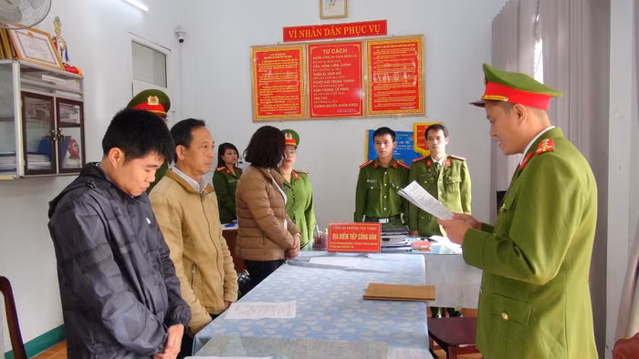 Cơ quan công an đọc lệnh khởi tố, thực hiện lệnh bắt tạm giam đối với ba bị can trong vụ án. Ảnh: CA