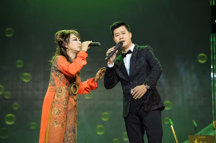 Âm nhạc không khoảng cách và người nghe cứ thế chìm vào những triết lý sâu xa của nhạc sĩ Trịnh Công Sơn qua bài hát Như cánh vạc bay song ca của Lê Uyên và Quang Dũng.