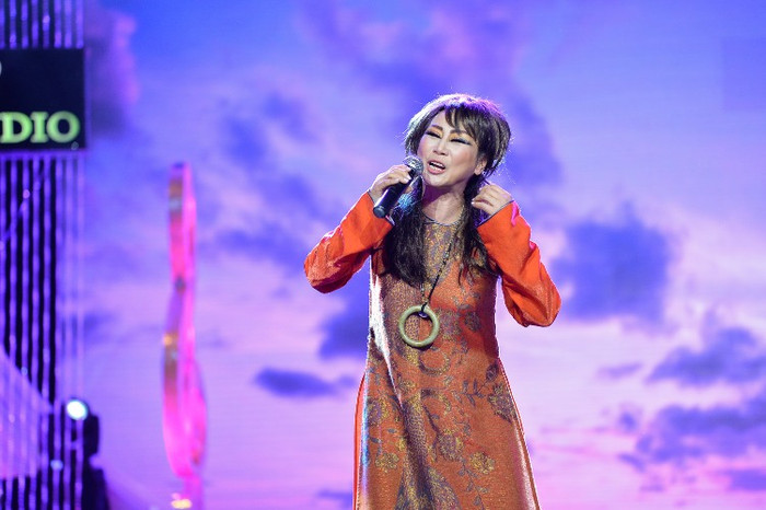 Với các sáng tác của nhạc sĩ Lê Uyên Phương, thường buồn nhiều hơn vui nhưng không uỷ mị và người nghe luôn cảm thấy một sự chếnh choáng, mơ mộng nhưng cũng rất đỗi chân thực khi nhìn về tình yêu, tương lai lẫn một kiếp sau khó đoán trước.