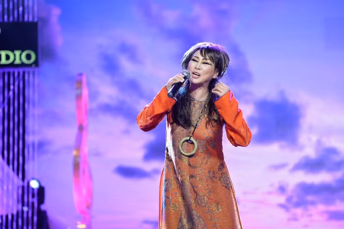 Với các sáng tác của nhạc sĩ Lê Uyên Phương, thường buồn nhiều hơn vui nhưng không uỷ mị và người nghe luôn cảm thấy một sự chếnh choáng, mơ mộng nhưng cũng rất đỗi chân thực khi nhìn về tình yêu, tương lai lẫn một kiếp sau khó đoán trước.