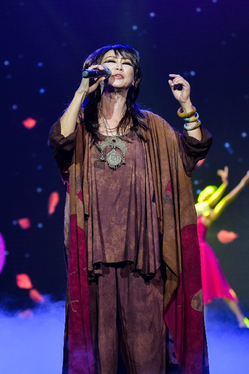 Giọng hát Lê Uyên đã cất lên những tình khúc đẹp đẽ nhất mà người bạn đời dành cho chị. Đó là ca khúc chủ đề Tình khúc cho em như một lời chào quê hương trong phút giây sống cùng âm nhạc.