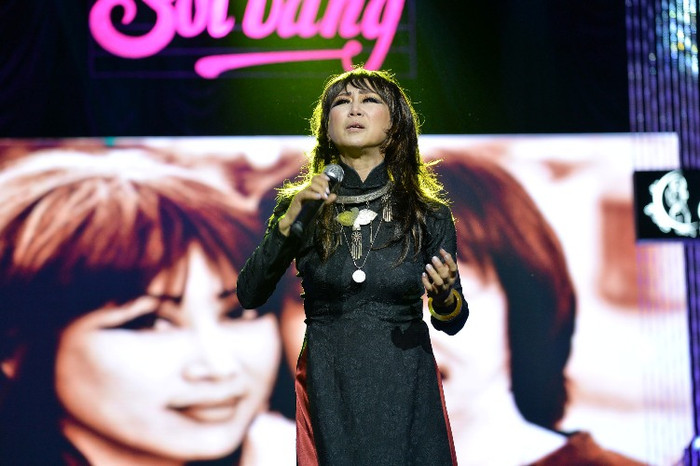 Cả khán phòng như lắng đọng, tất cả chỉ còn lại âm nhạc và lời đối thoại giữa hai con người hai thế giới khác biệt nhưng vẫn như còn hiện hữu nơi đây.