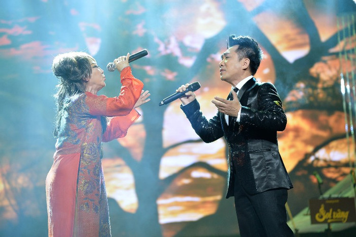 Ca sĩ Lê Uyên dù sau mấy mươi năm vẫn có thể ru lòng người qua ca khúc Tôi đang mơ giấc mộng dài hay quá đỗi thương yêu da diết trong tiết mục song ca Xin còn gọi tên nhau với nam ca sĩ Quang Thành.