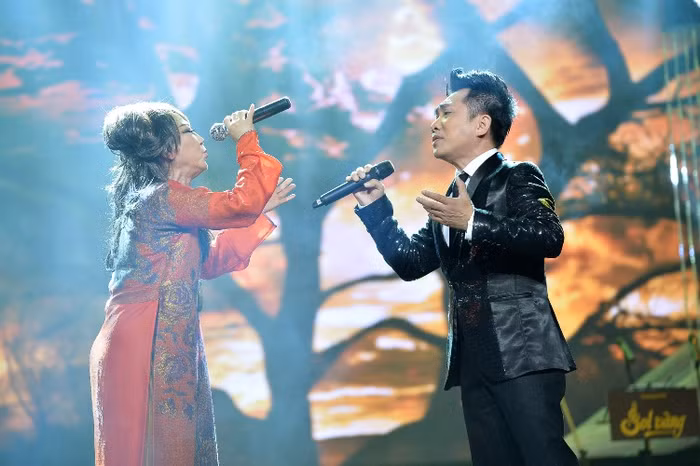 Ca sĩ Lê Uyên dù sau mấy mươi năm vẫn có thể ru lòng người qua ca khúc Tôi đang mơ giấc mộng dài hay quá đỗi thương yêu da diết trong tiết mục song ca Xin còn gọi tên nhau với nam ca sĩ Quang Thành.