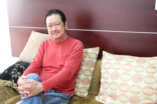 Nghệ sĩ Chánh Tín tại cơ ngơi mới của mình. Nghệ sĩ Chánh Tín tại cơ ngơi mới của mình.