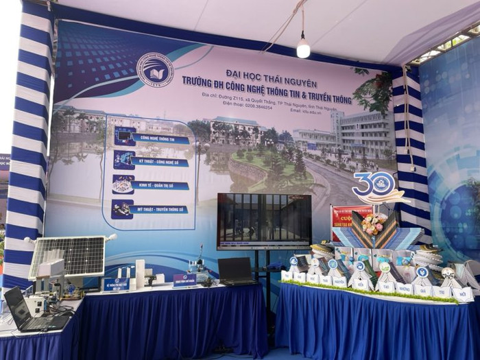 Trong khuôn khổ các hoạt động Kỷ niệm 30 thành lập Đại học Thái Nguyên (4/4/1994 – 4/4/2024), Triển lãm thành tựu Đào tạo và Khoa học công nghệ trở thành tâm điểm thu hút sự quan tâm 1.jpg